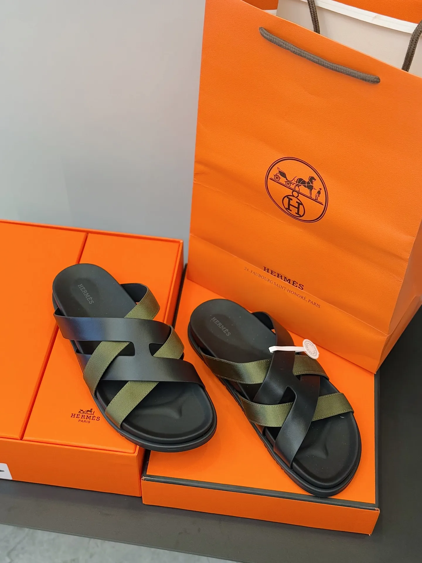 p300💰Men's Shoes Hermes Men's Kazimir Slippers - Top quality woven calfskin functional sandals with an intertwined upper inspired by the "H" iconic pattern to create a casual look, perfect for summer. Imported cowhide + cowhide lining + rubber outsole Size: 39-44 (customized at 38.45.46)
